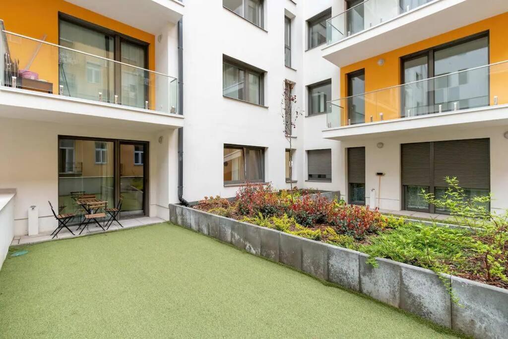 Ferienwohnung Terrace Vista-Modern 2Br Retreat Budapest Exterior foto